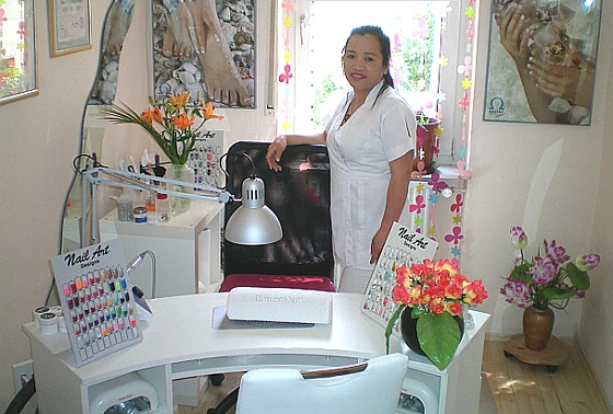 Diep Pham-Pesch am Nageltisch in ihrem Nail-Art Designstudio