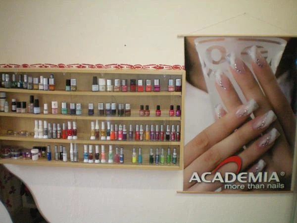 Regal mit Nagellacken und Farbgelen im Studio