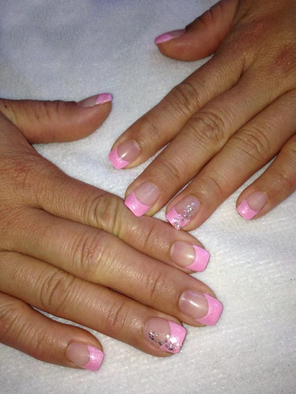Modellierte Nägel mit French und Steinchen