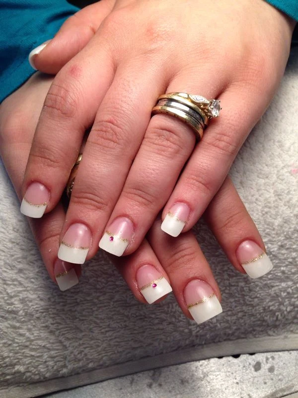 Nail-Art mit Blütenmotiv in Hand-Design