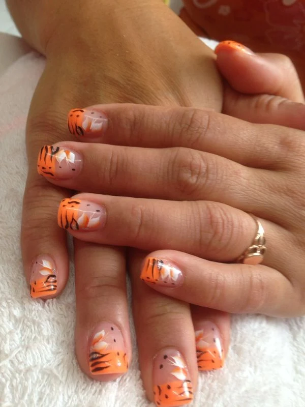 Nail-Art mit farbigem Muster auf modellierten Nägeln