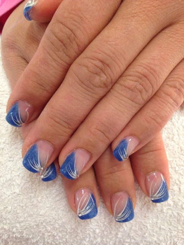 Nagelmodellage in Blau mit Glitzerverlauf