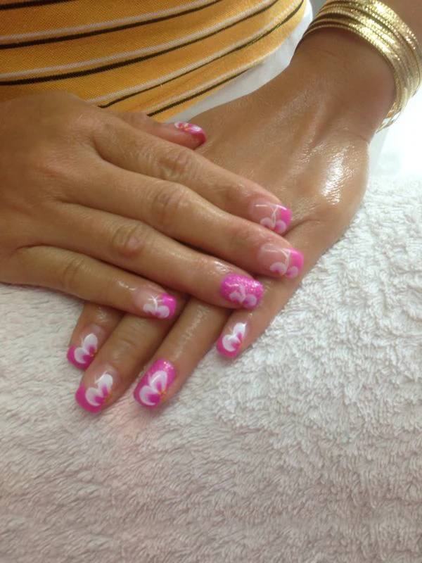 Nail-Art Design in Fuchsia mit Verzierung