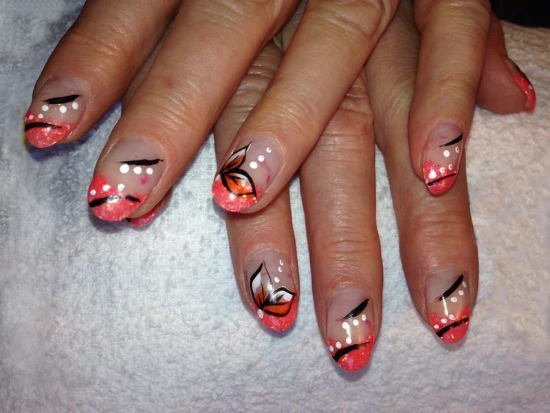 Nagelmodellage in Korallrot mit Hand-Design