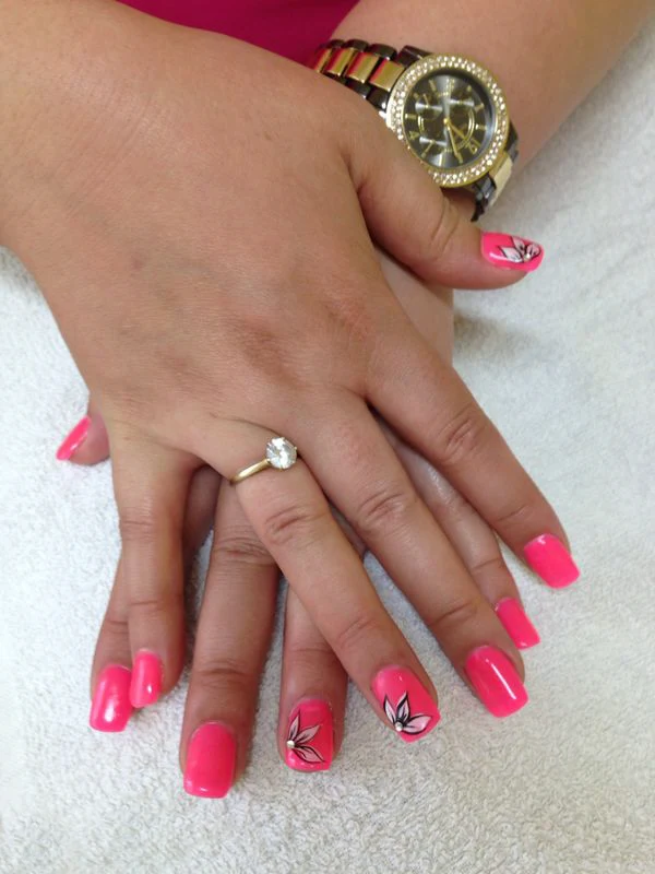 Modellierte Fingernägel in Pink mit French-Optik