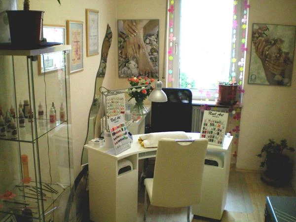 Nageltisch mit Arbeitsplatz im Nail-Art Designstudio